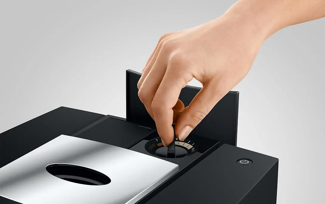 Funkcja manualnej regulacji grubości mielenia na postoju w ekspresie Jura E10 Onyx Grey